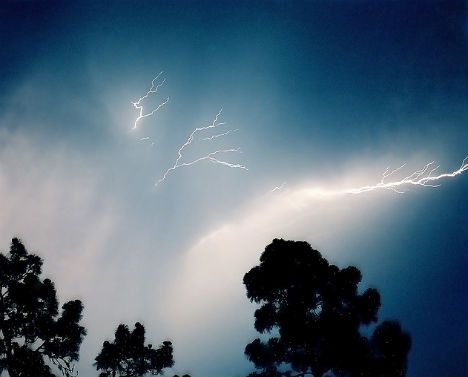 winter-signs-lightning