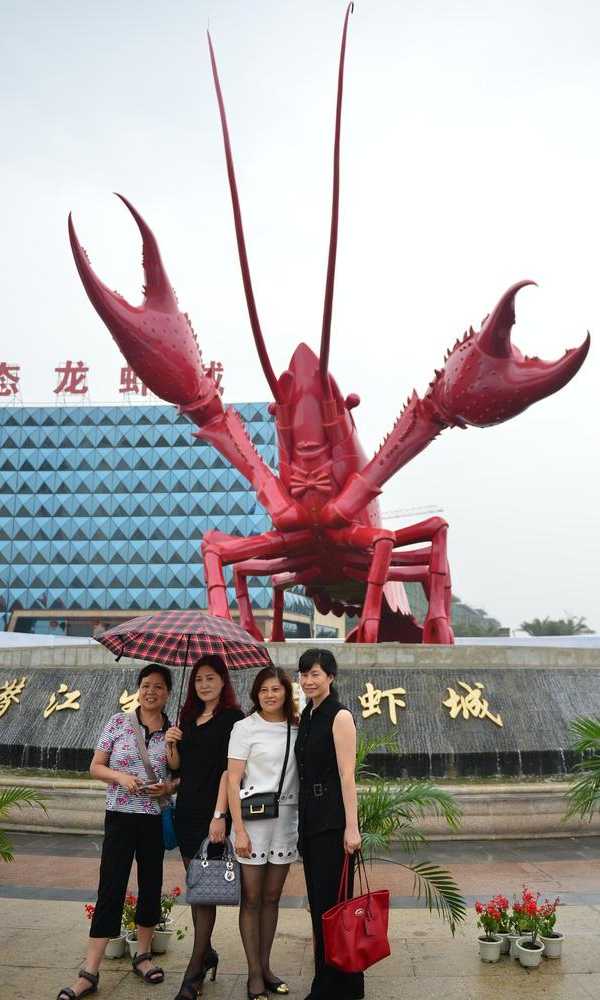 China giant crayfish statue