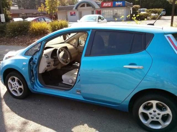 abandoned-electric-car-leaf1b