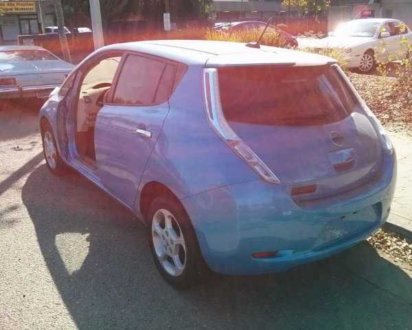 abandoned-electric-car-leaf1c