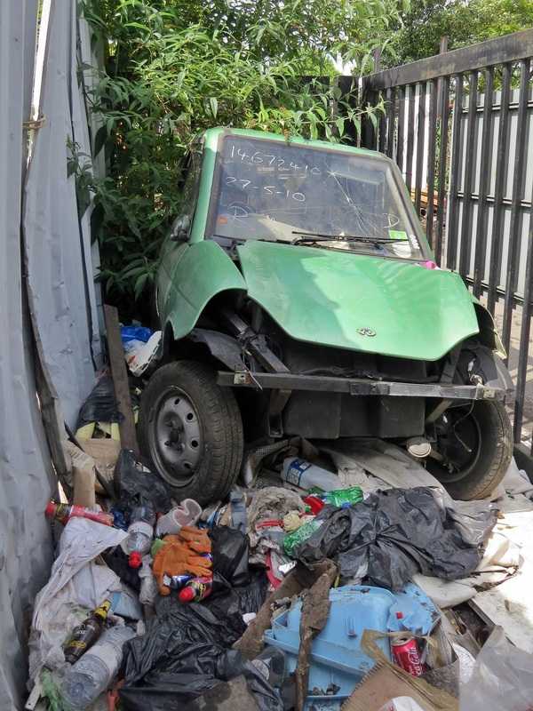 abandoned-electric-car-london