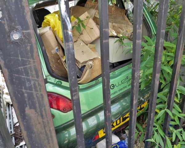 abandoned-electric-car-london2