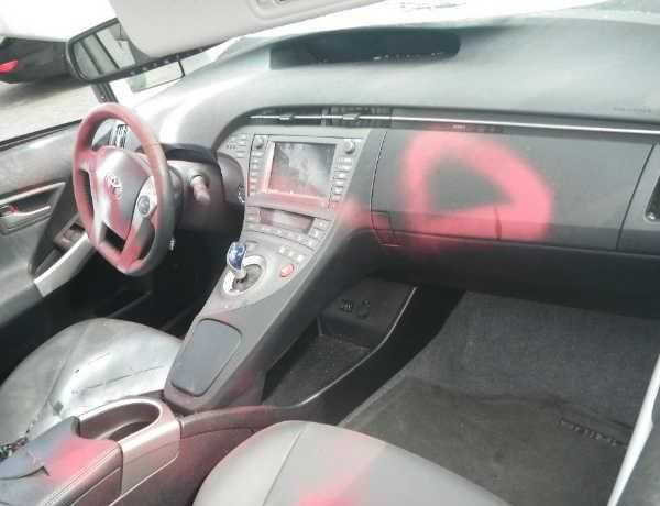 abandoned-electric-car-prius1b