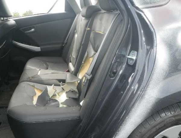 abandoned-electric-car-prius1c