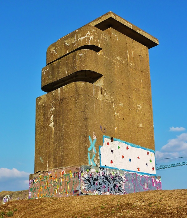 Eye Sea: Beach Bunker Blinker Looks Out For You