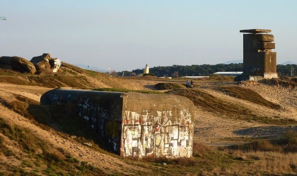 Eye Sea: Beach Bunker Blinker Looks Out For You