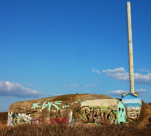 Eye Sea: Beach Bunker Blinker Looks Out For You