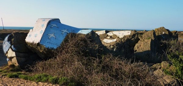Eye Sea: Beach Bunker Blinker Looks Out For You