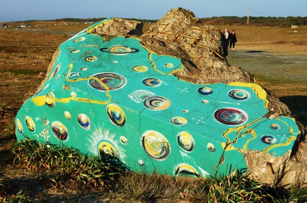 Eye Sea: Beach Bunker Blinker Looks Out For You