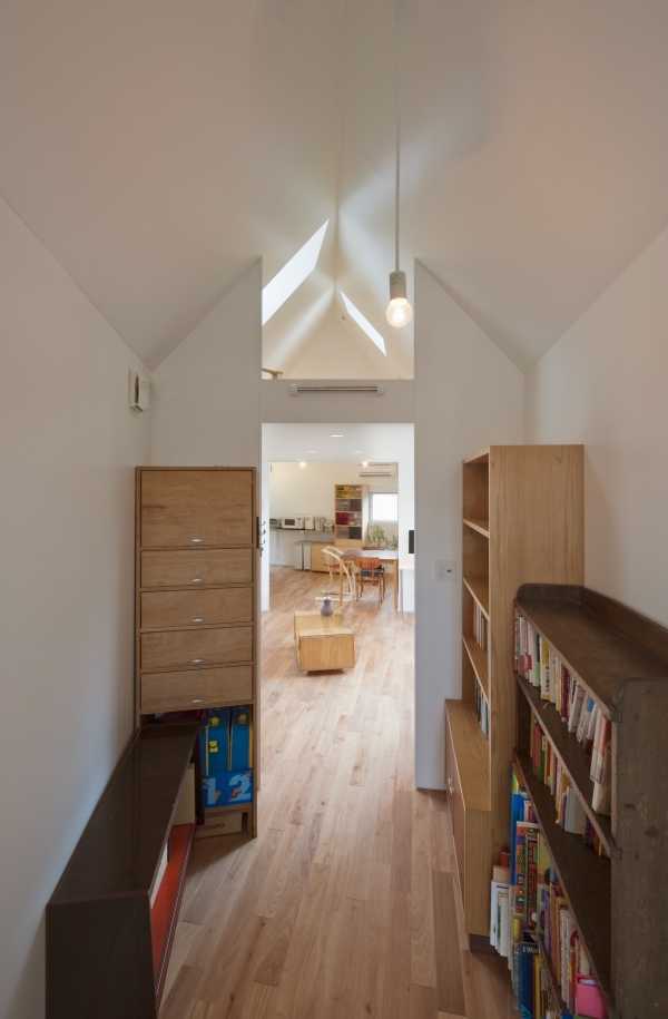 narrow-house-hall-1