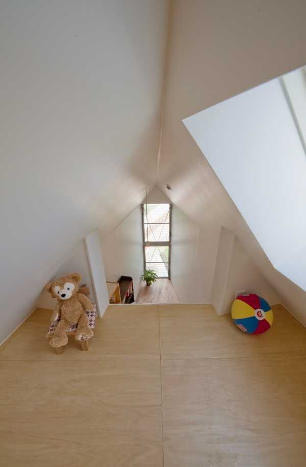 narrow-house-mezzanine-1