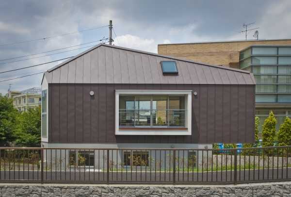 narrow-house-outside-1