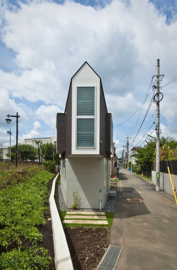 narrow-house-outside-2
