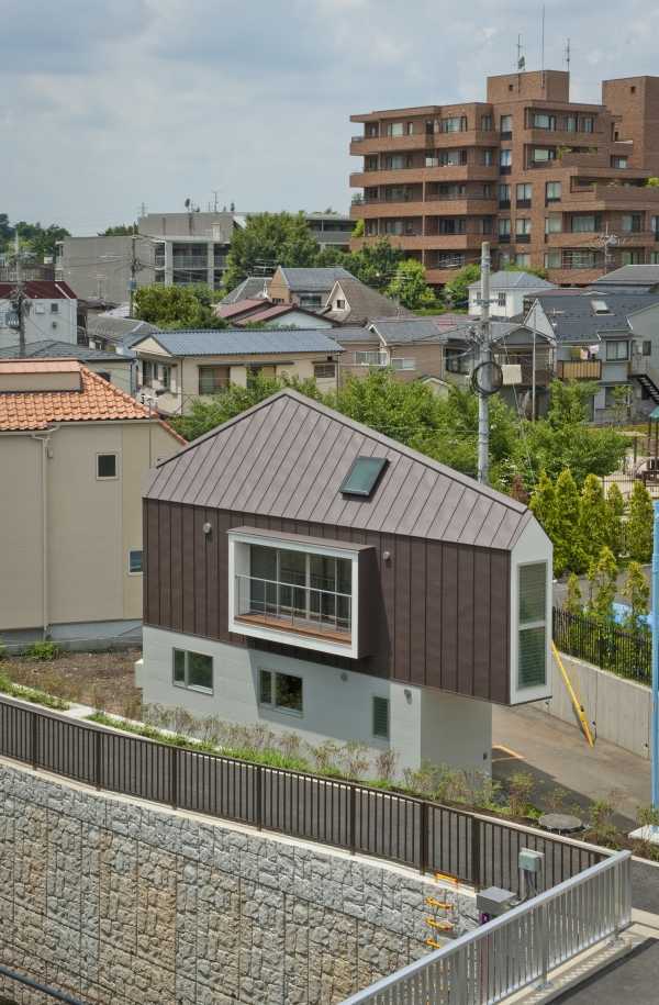 narrow-house-outside-3
