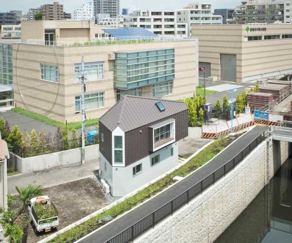 narrow-house-outside-4