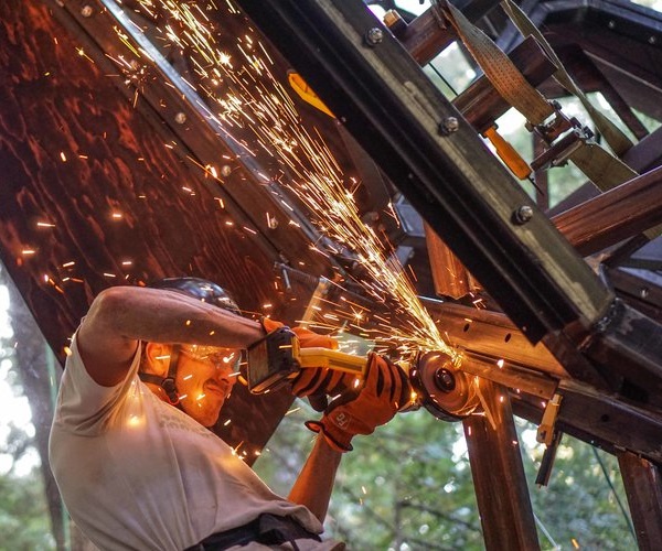 Hangout: Pinecone Treehouse Rests Among Redwoods