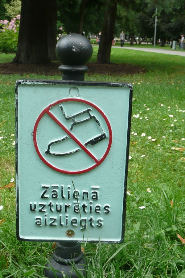 Lawn Order: 10 Seedy ‘Keep Off The Grass’ Signs