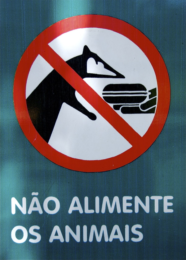 Beast Ala Mode: 10 ‘Do Not Feed The Animals’ Signs